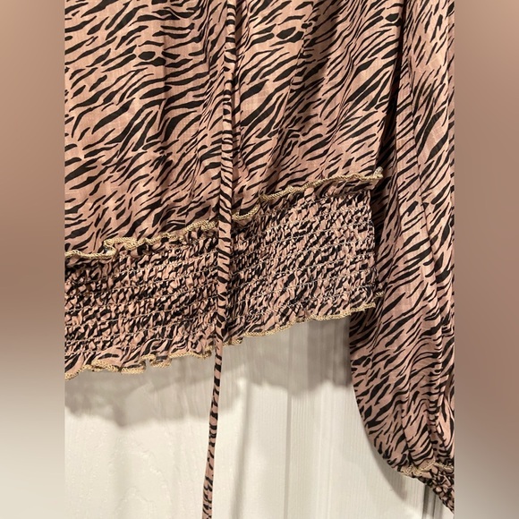 Honey & T Size M Black Tan Tiger Stripe Ruffle Sleeve Tie Neck Smocked Blouse - Picture 3 of 11